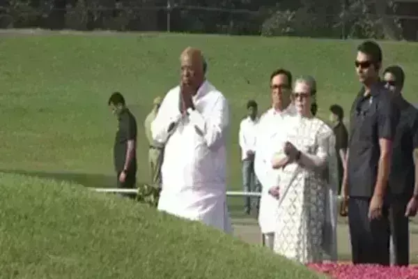 कांग्रेस के नेताओं ने देश के प्रथम प्रधानमंत्री नेहरू को उनकी पुण्यतिथि पर किया याद कांग्रेस के नेताओं ने देश के प्रथम प्रधानमंत्री नेहरू को उनकी पुण्यतिथि पर किया याद