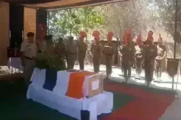 भारत-पाक सीमा पर हीट स्ट्रोक से जवान शहीद, दिया गया गार्ड ऑफ ऑनर भारत-पाक सीमा पर हीट स्ट्रोक से जवान शहीद, दिया गया गार्ड ऑफ ऑनर