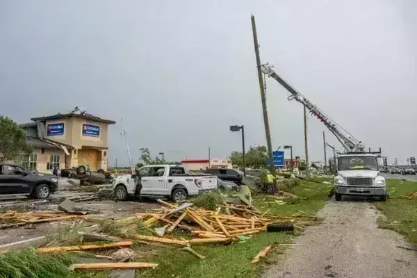Tornado caused devastation in three states of America, 11 people died; Many buildings and fuel stations destroyed Tornado caused devastation in three states of America, 11 people died; Many buildings and fuel stations destroyed