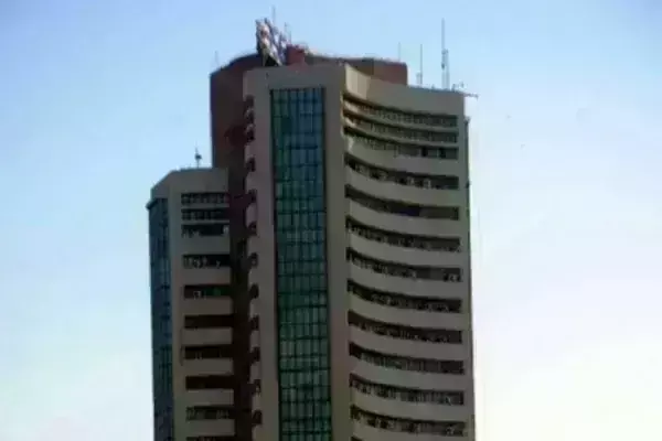 सेंसेक्स 126 अंक की बढ़त के साथ खुला, निफ्टी 23,000 के करीब सेंसेक्स 126 अंक की बढ़त के साथ खुला, निफ्टी 23,000 के करीब