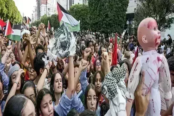 इजरायली हमले से 45 लोगों की मौत के बाद दुनिया में बवाल, 10 हजार की भीड़ ने घेरा इजरायली दूतावास इजरायली हमले से 45 लोगों की मौत के बाद दुनिया में बवाल, 10 हजार की भीड़ ने घेरा इजरायली दूतावास