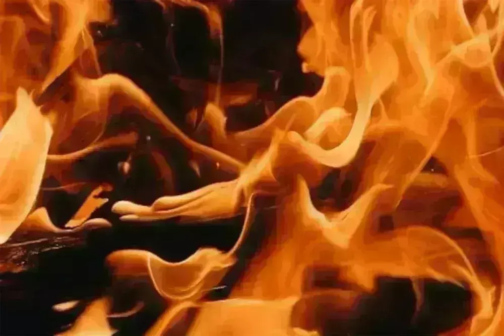 आग लगने से चांदनी चौक में पांच दुकानें क्षतिग्रस्त, पूर्वी दिल्ली में 17 कार जलकर खाक