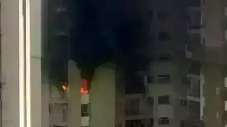 नोएडा के सेक्टर 100 की ब्लूबर्ड सोसायटी में फटा एसी, आग की चपेट में कई घर