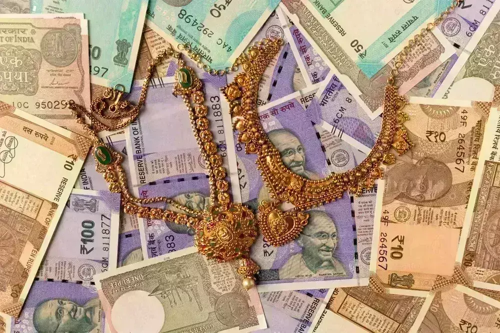 सोना-चांदी के दामों में गिरावट