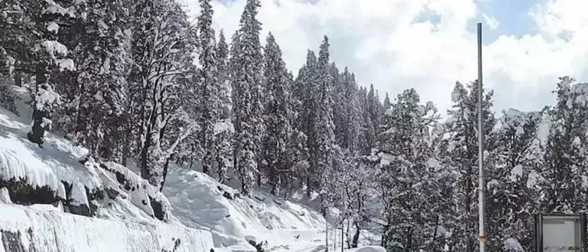 भीषण गर्मी के बीच हिमाचल में बर्फबारी, जम्मू-कश्मीर में बारिश से लुढ़का पारा