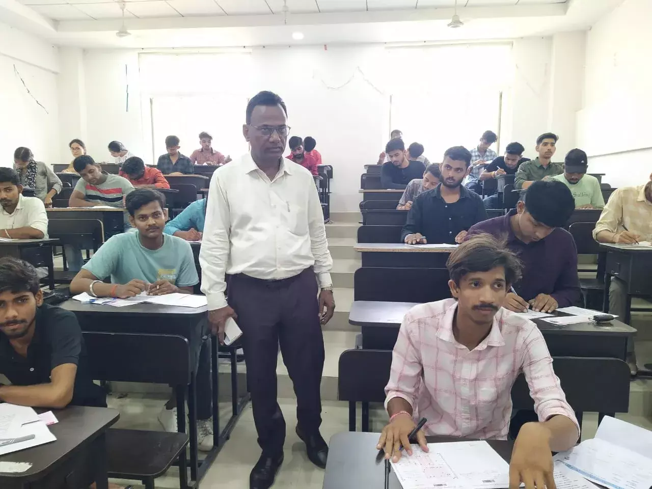 рдХреБрд▓рдкрддрд┐ рдХреЗ рдирд┐рд░реНрджреЗрд╢ рдкрд░ рдкрд░реАрдХреНрд╖рд╛ рдирд┐рдпрдВрддреНрд░рдХ рдиреЗ рдХрд┐рдпрд╛ рдХреЗрдиреНрджреНрд░реЛрдВ рдХрд╛ рдФрдЪрдХ рдирд┐рд░реАрдХреНрд╖рдг рдХреБрд▓рдкрддрд┐ рдХреЗ рдирд┐рд░реНрджреЗрд╢ рдкрд░ рдкрд░реАрдХреНрд╖рд╛ рдирд┐рдпрдВрддреНрд░рдХ рдиреЗ рдХрд┐рдпрд╛ рдХреЗрдиреНрджреНрд░реЛрдВ рдХрд╛ рдФрдЪрдХ рдирд┐рд░реАрдХреНрд╖рдг