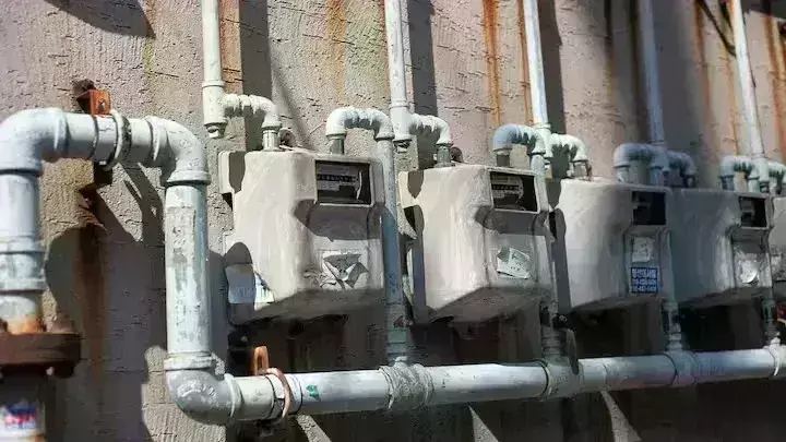 दिल्ली के साकेत में गैस पाइप लाइन से उगलने लगी आग, बाल-बाल बचे लोग