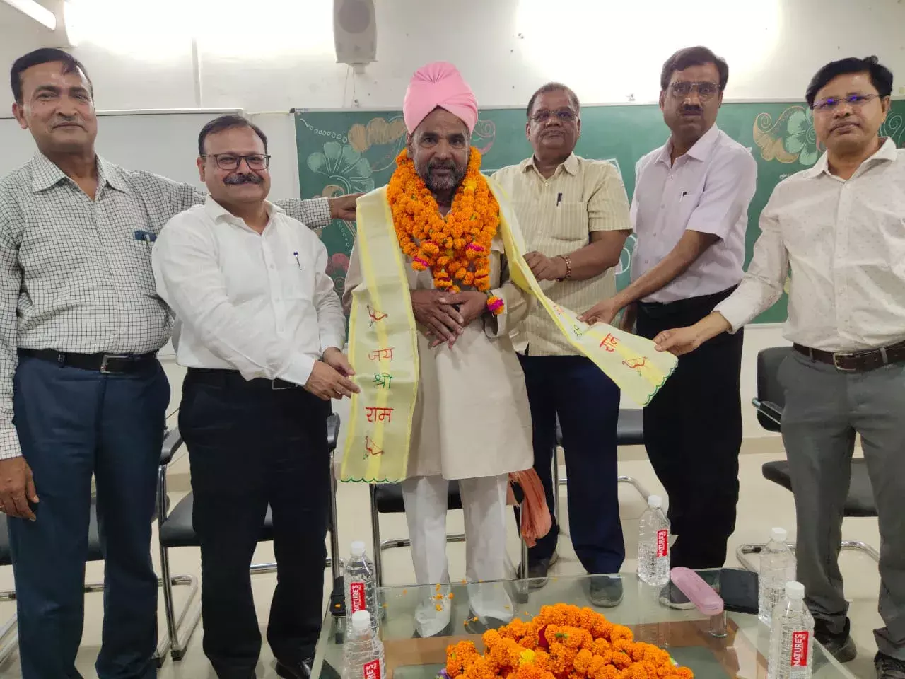 рдЧрдгрд┐рдд рд╡рд┐рднрд╛рдЧ рдХреЗ рдХрд░реНрдордЪрд╛рд░реА рдЪрдиреНрджреНрд░рдмрд▓реА рдХреЗ рд╕реЗрд╡рд╛рдирд┐рд╡реГрддреНрдд рд╣реЛрдиреЗ рдкрд░ рд╢рд┐рдХреНрд╖рдХреЛрдВ рдиреЗ рд╡рд┐рджрд╛рдИ рд╕рдорд╛рд░реЛрд╣ рдЖрдпреЛрдЬрд┐рдд рдХрд┐рдпрд╛ рдЧрдгрд┐рдд рд╡рд┐рднрд╛рдЧ рдХреЗ рдХрд░реНрдордЪрд╛рд░реА рдЪрдиреНрджреНрд░рдмрд▓реА рдХреЗ рд╕реЗрд╡рд╛рдирд┐рд╡реГрддреНрдд рд╣реЛрдиреЗ рдкрд░ рд╢рд┐рдХреНрд╖рдХреЛрдВ рдиреЗ рд╡рд┐рджрд╛рдИ рд╕рдорд╛рд░реЛрд╣ рдЖрдпреЛрдЬрд┐рдд рдХрд┐рдпрд╛