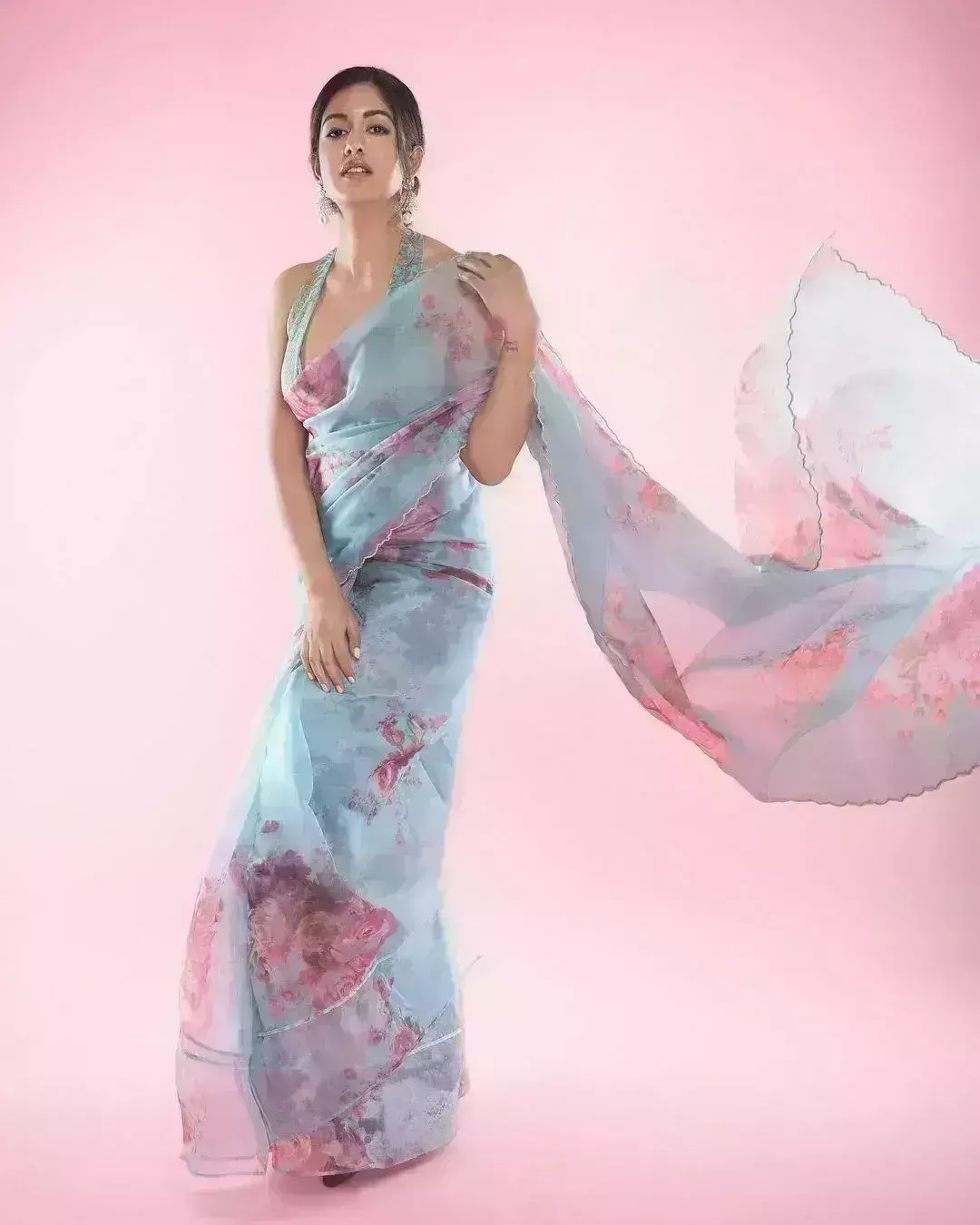 गर्मी के दिनों में हल्का महसूस करने के लिए महिलाएं जरूर ट्राई करें ये साडिय़ां