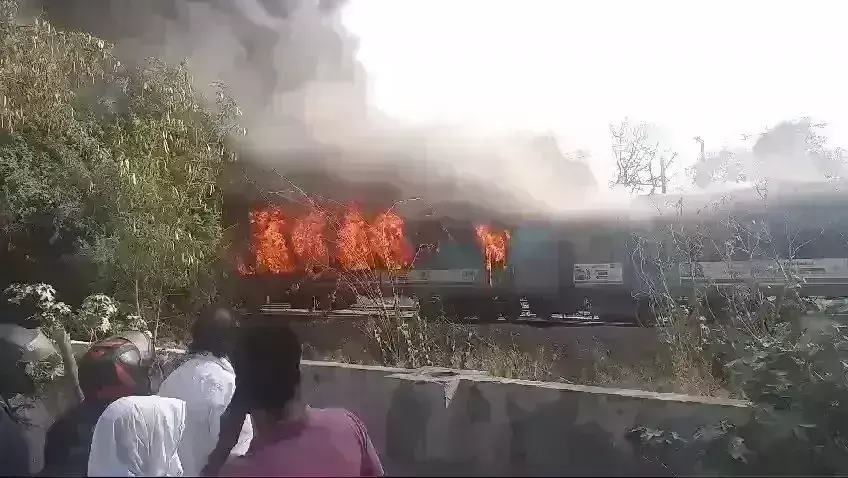 दिल्ली के पास ताज एक्सप्रेस के 4 डिब्बों में लगी भीषण आग, सभी यात्री सुरक्षित