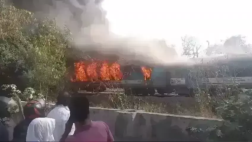 दिल्ली के पास ताज एक्सप्रेस के 4 डिब्बों में लगी भीषण आग, सभी यात्री सुरक्षित