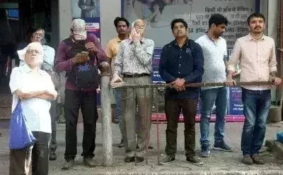 भारतीय शेयर बाजार में 4 साल की सबसे बड़ी गिरावट, निवेशकों के 44 लाख करोड़ रुपये डूबे भारतीय शेयर बाजार में 4 साल की सबसे बड़ी गिरावट, निवेशकों के 44 लाख करोड़ रुपये डूबे