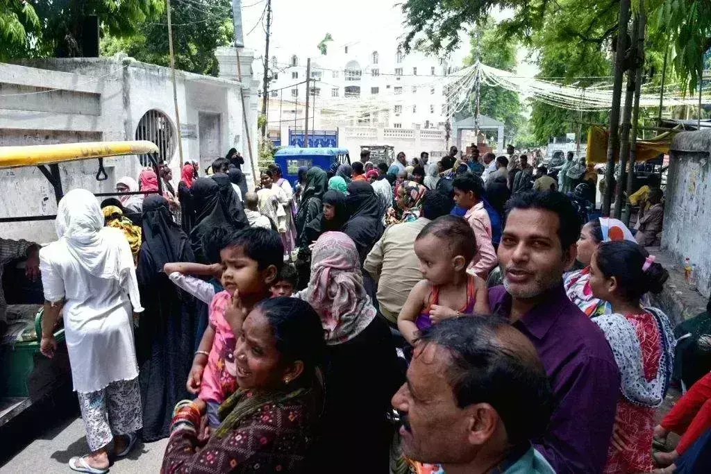 गारंटी कार्ड लेकर महिलाएं कांग्रेस के दफ्तर पहुंचीं, 1 लाख रुपये मांगे गारंटी कार्ड लेकर महिलाएं कांग्रेस के दफ्तर पहुंचीं, 1 लाख रुपये मांगे