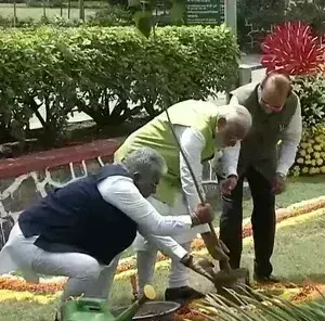 विश्व पर्यावरण दिवस पर पीएम मोदी ने किया पौधारोपण विश्व पर्यावरण दिवस पर पीएम मोदी ने किया पौधारोपण
