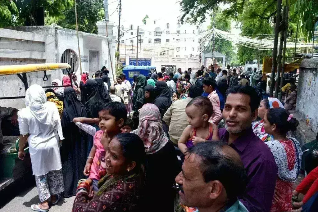 गारंटी कार्ड लेकर महिलाएं कांग्रेस के दफ्तर पहुंचीं, 1 लाख रुपये मांगे गारंटी कार्ड लेकर महिलाएं कांग्रेस के दफ्तर पहुंचीं, 1 लाख रुपये मांगे