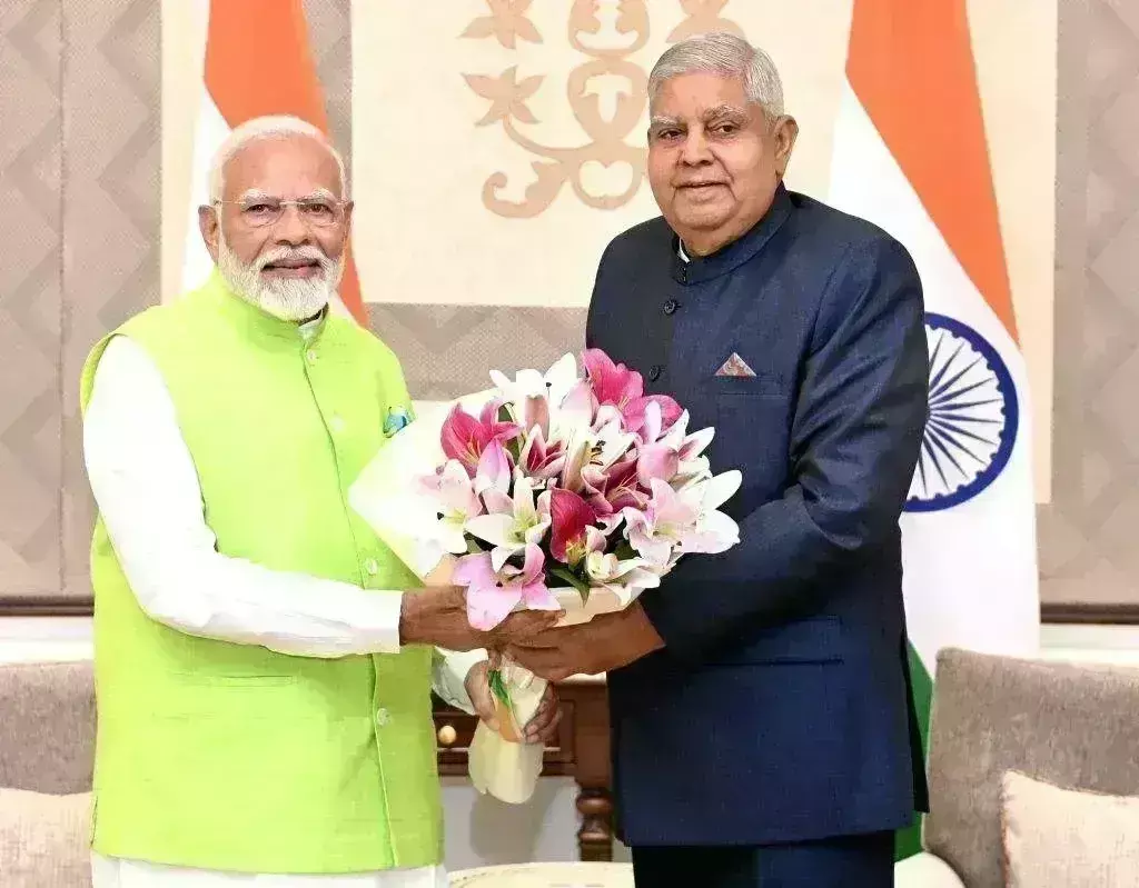 उपराष्ट्रपति ने तीसरे कार्यकाल की बधाई के साथ पीएम मोदी को भेंट किया तीन कमल वाला गुलदस्ता उपराष्ट्रपति ने तीसरे कार्यकाल की बधाई के साथ पीएम मोदी को भेंट किया तीन कमल वाला गुलदस्ता