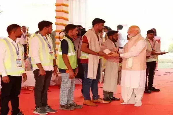 पीएम मोदी के शपथ ग्रहण समारोह के लिए सफाई कर्मचारियों, श्रमिकों, वंदे भारत के कर्मचारियों को न्योता पीएम मोदी के शपथ ग्रहण समारोह के लिए सफाई कर्मचारियों, श्रमिकों, वंदे भारत के कर्मचारियों को न्योता