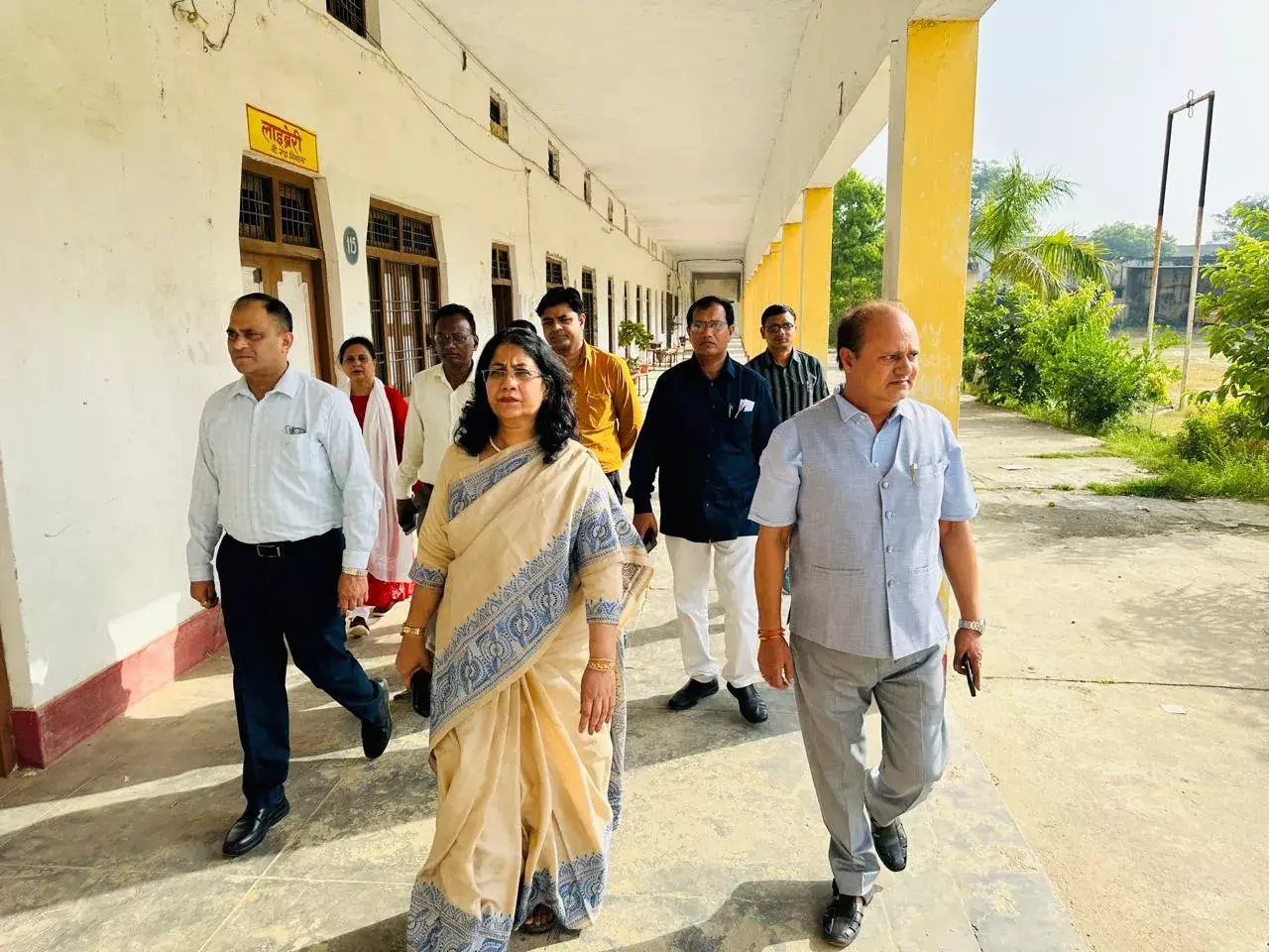 कुलपति व अधिकारियों ने सुल्तानपुर के परीक्षा केन्द्रों का किया औचक निरीक्षण