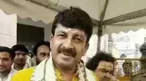 काशी विश्वनाथ के दर्शन करने पहुंचे मनोज तिवारी