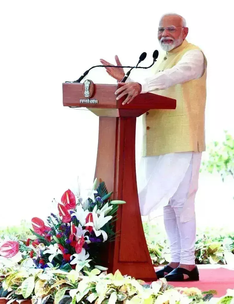 पीएम मोदी ने पीएमओ के अधिकारियों को किया संबोधित, कहा- मेरी टीम पर देश को भरोसा है पीएम मोदी ने पीएमओ के अधिकारियों को किया संबोधित, कहा- मेरी टीम पर देश को भरोसा है