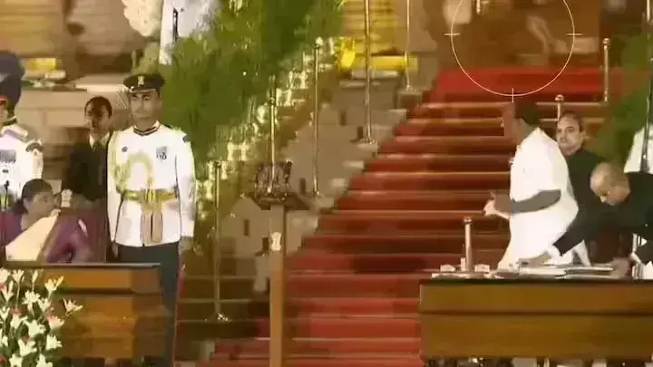 рд░рд╛рд╖реНрдЯреНрд░рдкрддрд┐ рднрд╡рди рдореЗрдВ рд╢рдкрде рдЧреНрд░рд╣рдг рд╕рдорд╛рд░реЛрд╣ рдХреЗ рджреМрд░рд╛рди рджрд┐рдЦрд╛ рд╡рд┐рдЪрд┐рддреНрд░ рдЬрд╛рдирд╡рд░, рд╕реЛрд╢рд▓ рдореАрдбрд┐рдпрд╛ рдкрд░ рдЪрд░реНрдЪрд╛ рд░рд╛рд╖реНрдЯреНрд░рдкрддрд┐ рднрд╡рди рдореЗрдВ рд╢рдкрде рдЧреНрд░рд╣рдг рд╕рдорд╛рд░реЛрд╣ рдХреЗ рджреМрд░рд╛рди рджрд┐рдЦрд╛ рд╡рд┐рдЪрд┐рддреНрд░ рдЬрд╛рдирд╡рд░, рд╕реЛрд╢рд▓ рдореАрдбрд┐рдпрд╛ рдкрд░ рдЪрд░реНрдЪрд╛