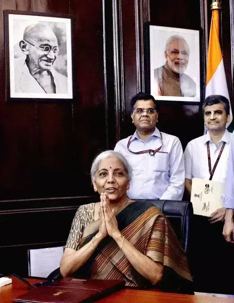 सीतारमण ने वित्त मंत्री के रूप में संभाला कार्यभार, पहली चुनौती पूर्ण बजट