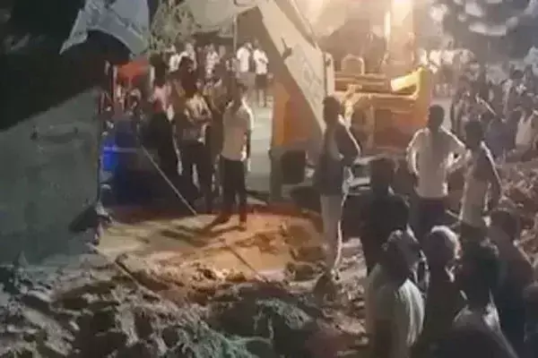 рдмрд╛рд▓реВ рд╕реЗ рднрд░рд╛ рдЯреНрд░рдХ рдкрд▓рдЯрдиреЗ рд╕реЗ рдПрдХ рд╣реА рдкрд░рд┐рд╡рд╛рд░ рдХреЗ рдЖрда рд▓реЛрдЧреЛрдВ рдХреА рдореМрдд рдмрд╛рд▓реВ рд╕реЗ рднрд░рд╛ рдЯреНрд░рдХ рдкрд▓рдЯрдиреЗ рд╕реЗ рдПрдХ рд╣реА рдкрд░рд┐рд╡рд╛рд░ рдХреЗ рдЖрда рд▓реЛрдЧреЛрдВ рдХреА рдореМрдд