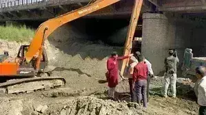 मानसून आने से पहले दिल्ली सरकार करवा रही यमुना की सफाई, ताकि न बने बाढ़ की स्थिति