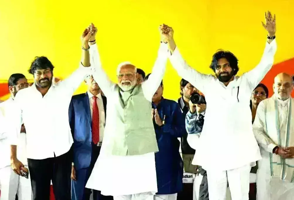 जब मंच पर मेगास्टार ब्रदर्स का हाथ थामकर पीएम मोदी ने किया जनता का अभिवादन जब मंच पर मेगास्टार ब्रदर्स का हाथ थामकर पीएम मोदी ने किया जनता का अभिवादन