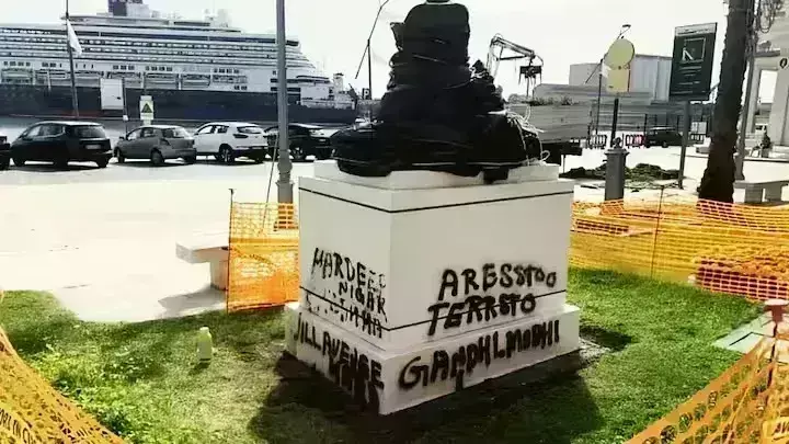 (रोम)इटली में पीएम मोदी के उद्घाटन करने से पहले ही खालिस्तानियों ने महात्मा गांधी की प्रतिमा को तोड़ा (रोम)इटली में पीएम मोदी के उद्घाटन करने से पहले ही खालिस्तानियों ने महात्मा गांधी की प्रतिमा को तोड़ा