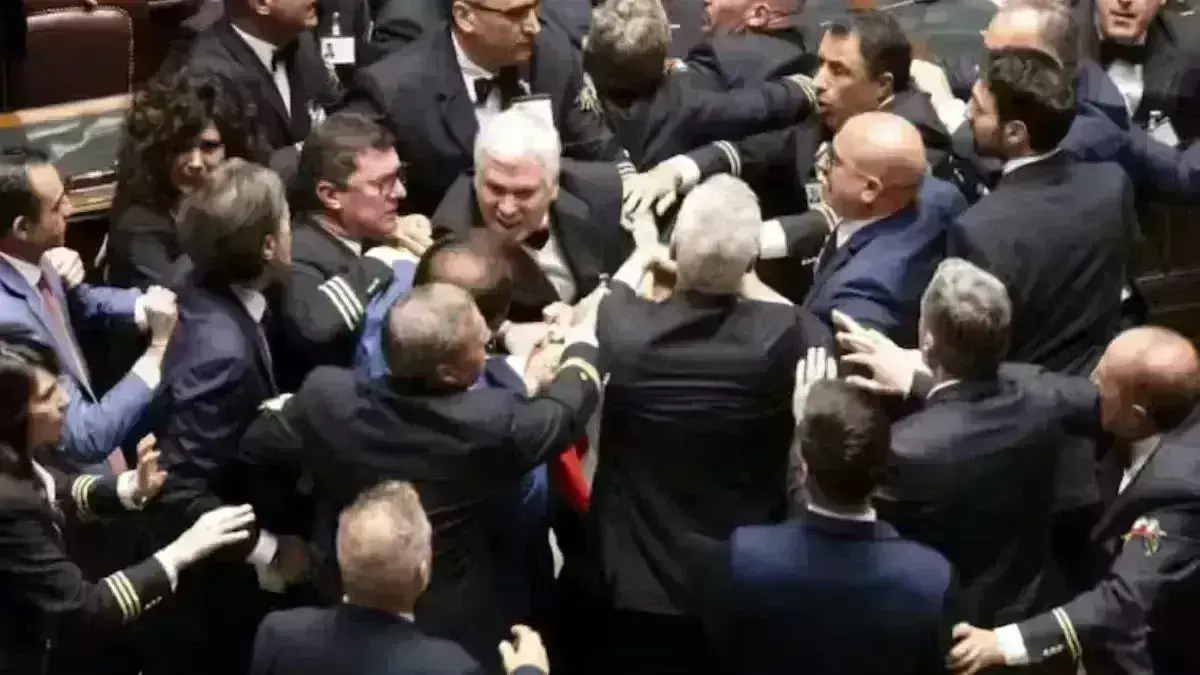 рдЬреА 7 рд╕реЗ рдкрд╣рд▓реЗ рдЗрдЯрд▓реА рдХреЗ рд╕рдВрд╕рдж рдореЗрдВ рд╣рдВрдЧрд╛рдорд╛, рд╕рд╛рдВрд╕рджреЛрдВ рдХреЗ рдмреАрдЪ рдЪрд▓реЗ рд▓рд╛рдд-рдШреВрдВрд╕реЗ рдЬреА 7 рд╕реЗ рдкрд╣рд▓реЗ рдЗрдЯрд▓реА рдХреЗ рд╕рдВрд╕рдж рдореЗрдВ рд╣рдВрдЧрд╛рдорд╛, рд╕рд╛рдВрд╕рджреЛрдВ рдХреЗ рдмреАрдЪ рдЪрд▓реЗ рд▓рд╛рдд-рдШреВрдВрд╕реЗ