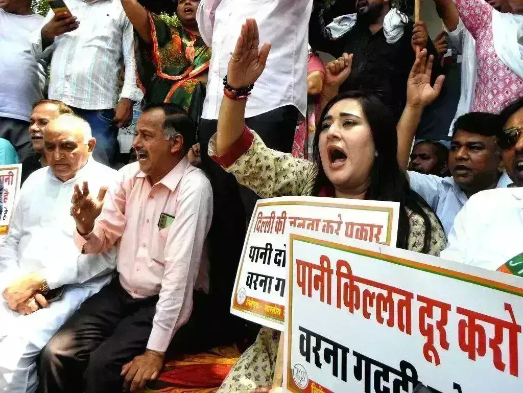 दिल्ली में पानी की किल्लत को लेकर आप और भाजपा फिर आमने-सामने
