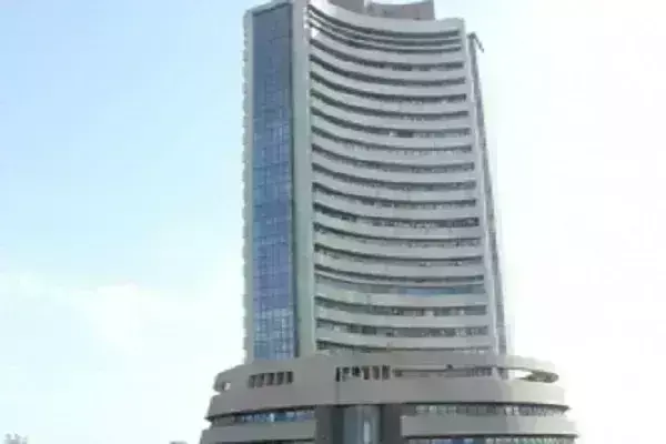 रिकॉर्ड हाई पर खुले शेयर बाजार, सेंसेक्स 106 अंक उछला रिकॉर्ड हाई पर खुले शेयर बाजार, सेंसेक्स 106 अंक उछला