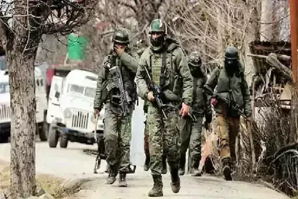 जम्मू-कश्मीर के बारामूला में सुरक्षाबलों के साथ मुठभेड़ में दो आतंकवादी ढेर