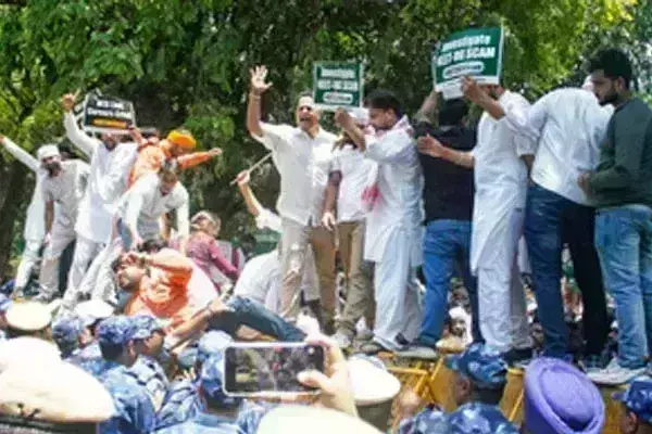 नीट परीक्षा की CBI जांच के लिए कांग्रेस, लेफ्ट, एबीवीपी समेत चौतरफा दबाव नीट परीक्षा की CBI जांच के लिए कांग्रेस, लेफ्ट, एबीवीपी समेत चौतरफा दबाव