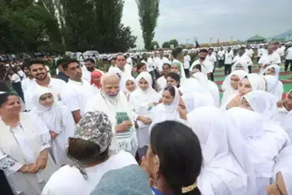 योग दिवस कार्यक्रम के बाद लोगों के बीच पहुंच गए PM मोदी