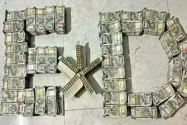 ED को फिर मिला नोटों का पहाड़, जमीन कारोबारी के घर से 1 करोड़ कैश और 100 जिंदा कारतूस बरामद