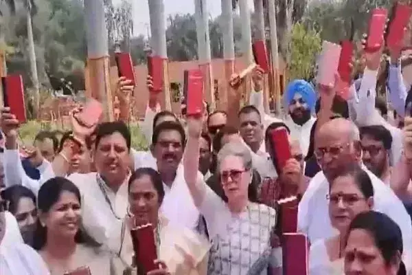 рдкреНрд░реЛрдЯреЗрдо рд╕реНрдкреАрдХрд░ рдХреЛ рд▓реЗрдХрд░ рдкрдХреНрд╖-рд╡рд┐рдкрдХреНрд╖ рдореЗрдВ рдЯрдХрд░рд╛рд╡ : INDIA рдЧрдардмрдВрдзрди рдиреЗ рд╕рдВрд╡рд┐рдзрд╛рди рдХреА рдкреНрд░рддрд┐ рд▓реЗрдХрд░ рд╡рд┐рд░реЛрдз рдкреНрд░рджрд░реНрд╢рди рдХрд┐рдпрд╛,рд░рд╛рд╣реБрд▓ рдХрд╛ рд╡рд╛рдпрдирд╛рдб рд╕реЗ рдЗрд╕реНрддреАрдлрд╛ рдордВрдЬреВрд░ рдкреНрд░реЛрдЯреЗрдо рд╕реНрдкреАрдХрд░ рдХреЛ рд▓реЗрдХрд░ рдкрдХреНрд╖-рд╡рд┐рдкрдХреНрд╖ рдореЗрдВ рдЯрдХрд░рд╛рд╡ : INDIA рдЧрдардмрдВрдзрди рдиреЗ рд╕рдВрд╡рд┐рдзрд╛рди рдХреА рдкреНрд░рддрд┐ рд▓реЗрдХрд░ рд╡рд┐рд░реЛрдз рдкреНрд░рджрд░реНрд╢рди рдХрд┐рдпрд╛,рд░рд╛рд╣реБрд▓ рдХрд╛ рд╡рд╛рдпрдирд╛рдб рд╕реЗ рдЗрд╕реНрддреАрдлрд╛ рдордВрдЬреВрд░