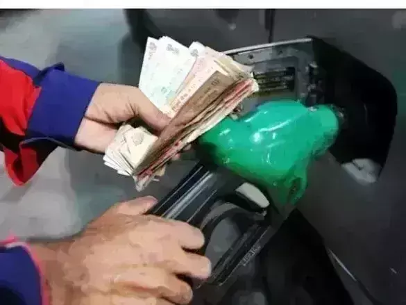 पेट्रोल-डीजल GST के दायरे में आए तो होगा बड़ा फायदा, इतने रुपए प्रति लीटर तक कम हो सकती हैं कीमतें पेट्रोल-डीजल GST के दायरे में आए तो होगा बड़ा फायदा, इतने रुपए प्रति लीटर तक कम हो सकती हैं कीमतें