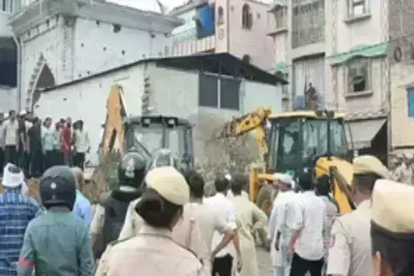 मंगोलपुरी में अतिक्रमण के खिलाफ कार्रवाई, पुलिस के साथ पैरामिलिट्री फोर्स तैनात