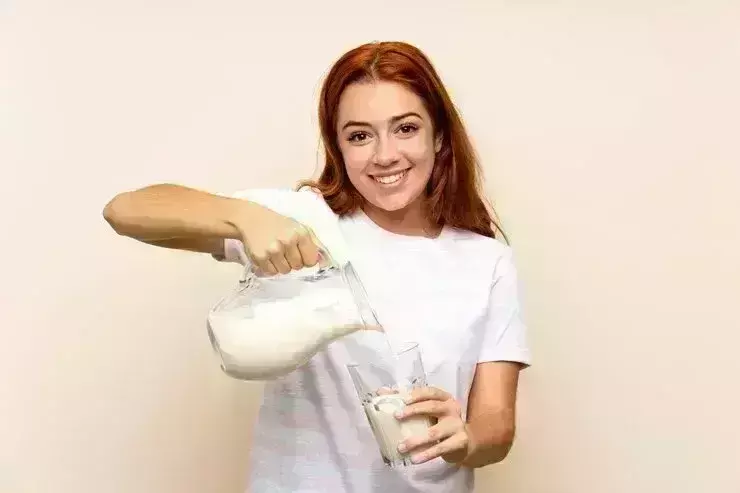 सेहतमंद रहना है तो कच्चा दूध पीने से बचें, जानें दूध उबालकर पीने के फायदे