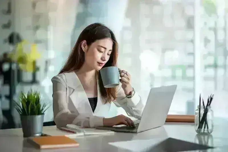 घंटों बैठकर काम करने वालों के लिए कॉफी फायदेमंद, मौत का खतरा हो जाता है कम