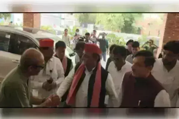 अस्पताल में भर्ती आतिशी से मिलने पहुंचे सपा प्रमुख अखिलेश यादव
