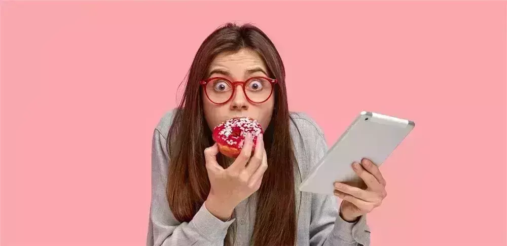 खाते वक्त बंद कर दें अपना फोन, वरना शरीर में आ सकती हैं कई खतरनाक बीमारियां