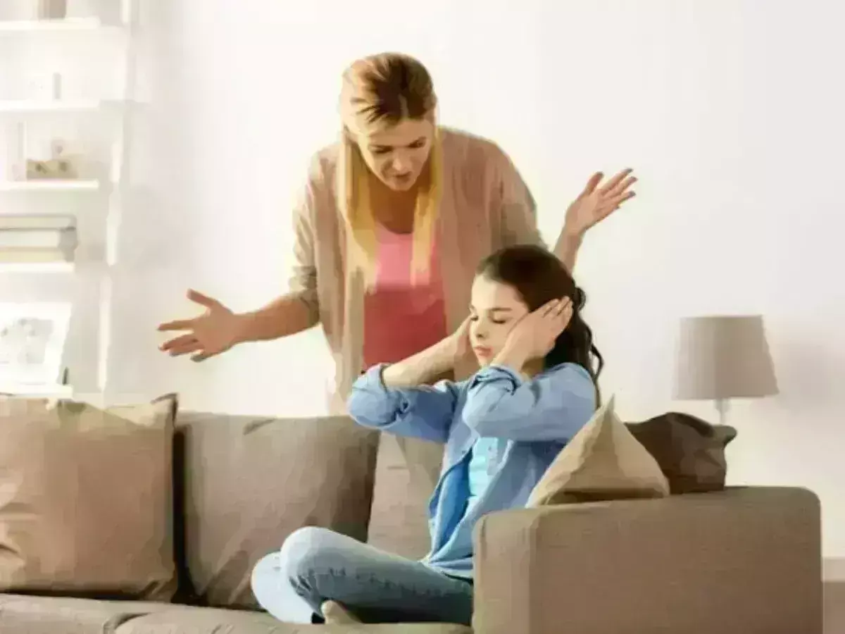 टीनएजर्स पर कितनी रोक-टोक लगाना सही, जानें उन्हें कैसे दिया जाए स्पेस?