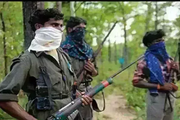 झारखंड के पलामू में कन्स्ट्रक्शन साइट पर नक्सलियों का हमला, तीन गाड़ियां फूंकी