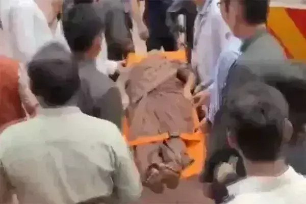 हंगामें के बीच संसद में बेहोश हुईं कांग्रेस सांसद फूलो देवी नेताम, स्ट्रेचर पर ले जाना पड़ा अस्पताल