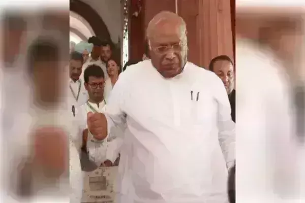 NEET पर चर्चा के लिए विपक्षी सांसदों का नोटिस, खड़गे ने उठाया एयरपोर्ट के स्ट्रक्चर का मुद्दा NEET पर चर्चा के लिए विपक्षी सांसदों का नोटिस, खड़गे ने उठाया एयरपोर्ट के स्ट्रक्चर का मुद्दा