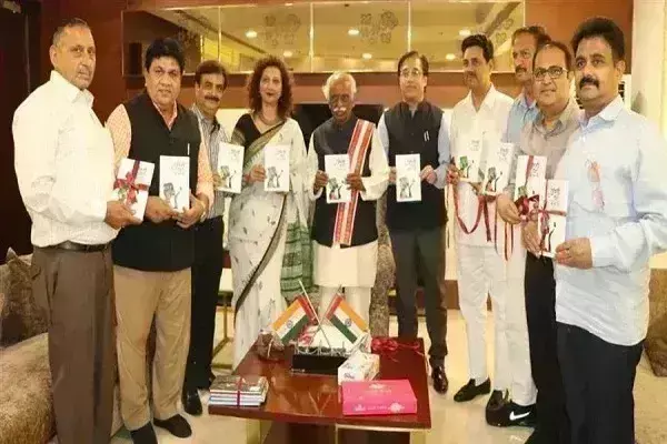 दत्तात्रेय ने किया जिन्दगी सौ बटा सौ पुस्तक का विमोचन दत्तात्रेय ने किया जिन्दगी सौ बटा सौ पुस्तक का विमोचन