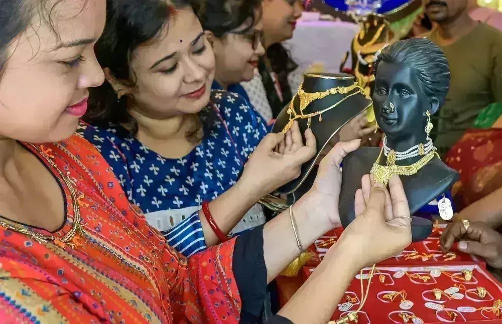 सोना तेज शुरुआत के बाद फिसला, चांदी भी नरम सोना तेज शुरुआत के बाद फिसला, चांदी भी नरम